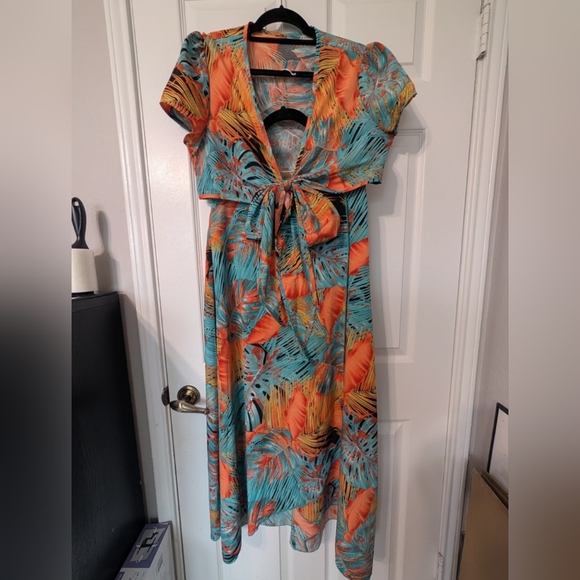 Vibrant Tropical Leaf Maxi Dress - Picture 2 of 2